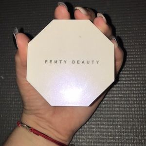 FENTY BEAUTY HIGHLIGHTER